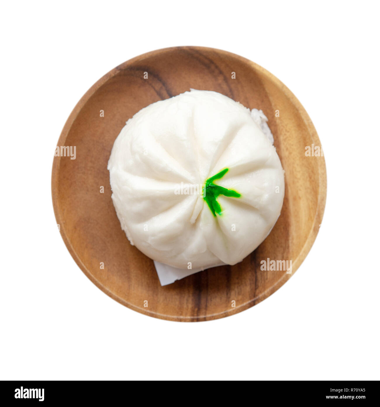 Flach Baozi oder Bao dim sum auf Platte auf weißem Hintergrund. Stockfoto