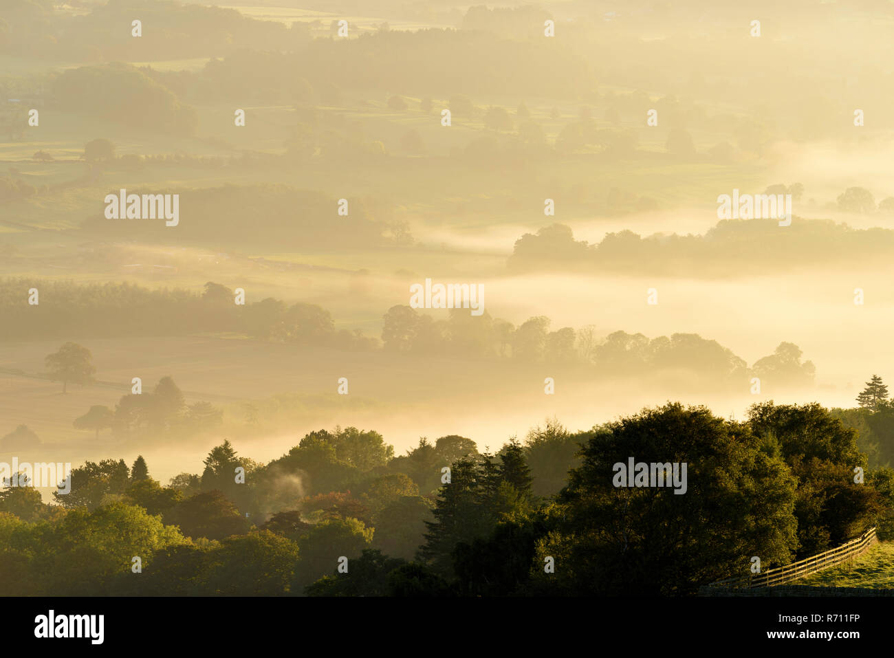 Fernverkehr, nebelig, am frühen Morgen Blick auf malerische ländliche Wharfedale, das Tal im Nebel oder Nebel gehüllt - in der Nähe von Skipton, West Yorkshire, England, Großbritannien Stockfoto