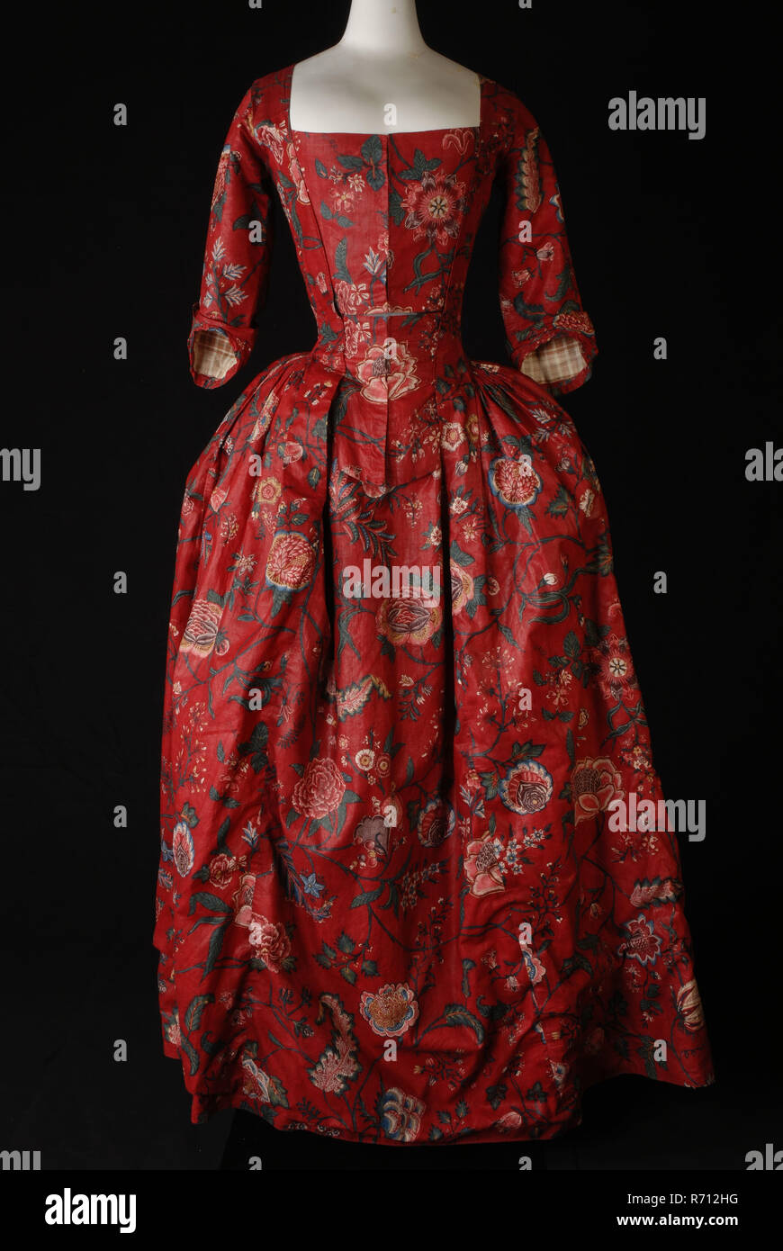 Japon, Robe à l'Anglaise von chintz, rote Fond mit großen bunten Blumen, faltenrock, Ärmel mit Plissee Winkelstück, Karree-ausschnitt, Kleidung Kleidung Baumwolle Gewand kleid Oberbekleidung Frauen Mitte Rücken, Schulter w 37,0 Hülse, unter w 140.0 textile Kleid Rot chintz Baumwolle mit Ranken und großen Blüten in weiß blass Rot Blau Gelb Lila und Grün. Der gehrock Körper hat mit quadratischem Hals. Zwei flache Falten laufen über die Schulter entlang der Fronten und in die Rock verschwinden. Das Oberteil hat Taschen, die mit Haken geschlossen sind und die Augen mit Split in der Taille. Von der Mitte zurück breite, flache ple Stockfoto