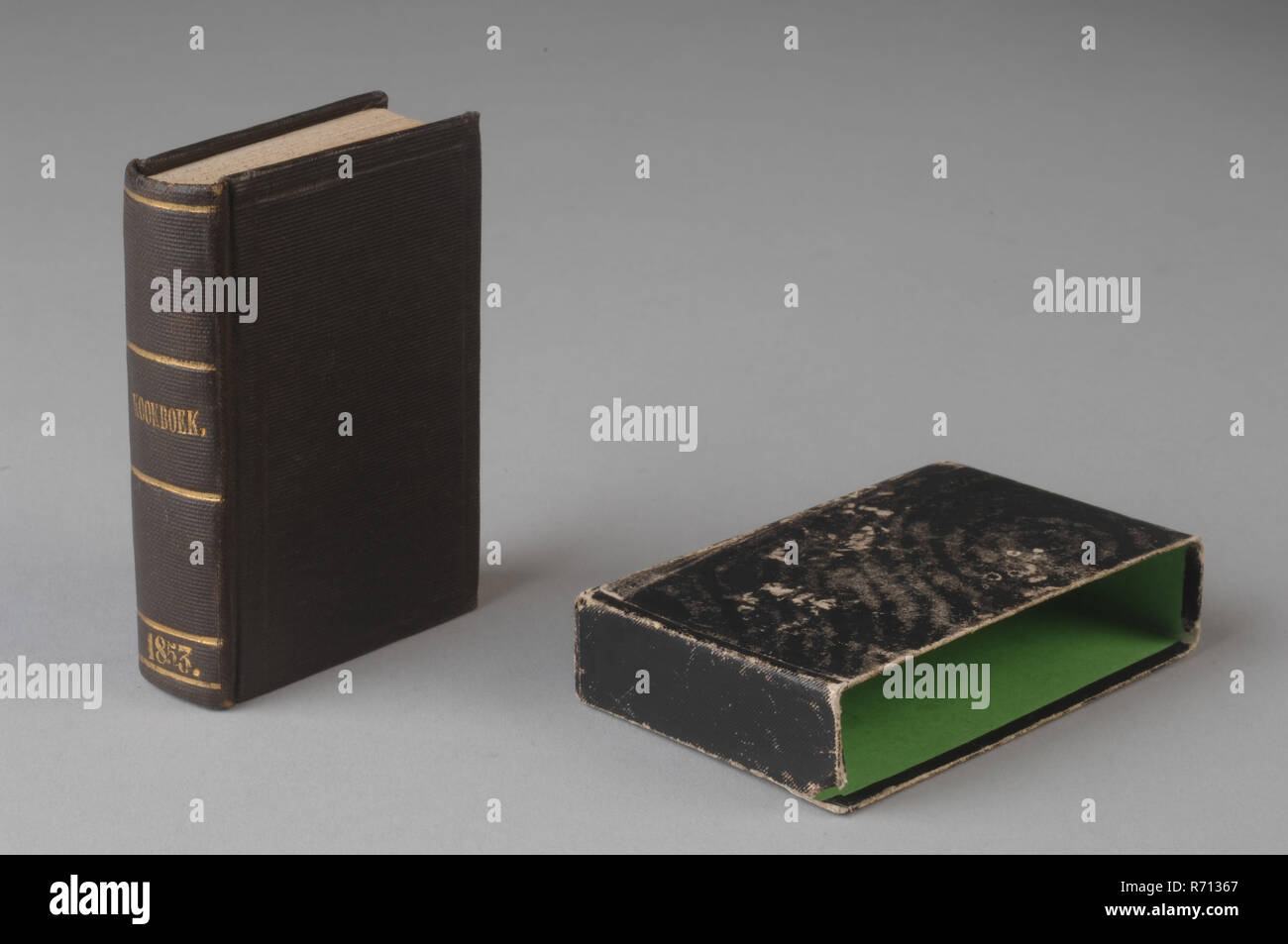 Mw. Andres-Van Embden, Miniatur Kochbuch in Kassette, schwarz Leder mit goldenen Text auf der Rückseite Kochbuch, 1853, Buch Informationen form Miniatur Fall Küchenutensilien Spielzeug relaxant Modell Papier Pappe Tinte, längliche rechteckige schwarze Kassette mit Apple grün Innen gebunden. In der Kassette Booklet mit Inschrift 1853. Das Buch hat 165 Seiten und enthält die Küche Bestände sowie handschriftliche Rezepte auf der Titelseite ist Foto von älteren Dame aufgenommen, die aller Wahrscheinlichkeit nach die große Tante des Eigentümers, der die Küche zu ihrer Nichte gespendet, Kochbuch 1853 (Rückseite) 1868 Sibilla van Embden p Stockfoto