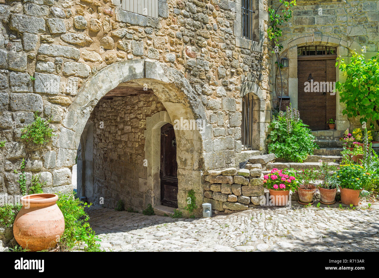 Lane im mittelalterlichen Dorf von Oppede-le-Vieux, Vaucluse, Provence Alpes Cote d'Azur, Frankreich Stockfoto