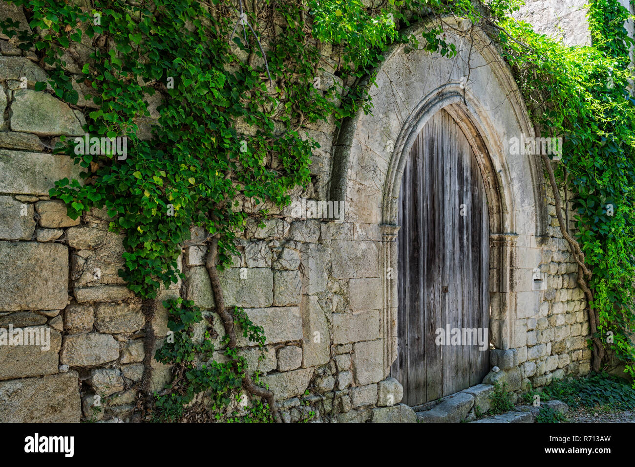 Alte Holztür, mittelalterlichen Dorf von Oppede-le-Vieux, Vaucluse, Provence Alpes Cote d'Azur, Frankreich Stockfoto