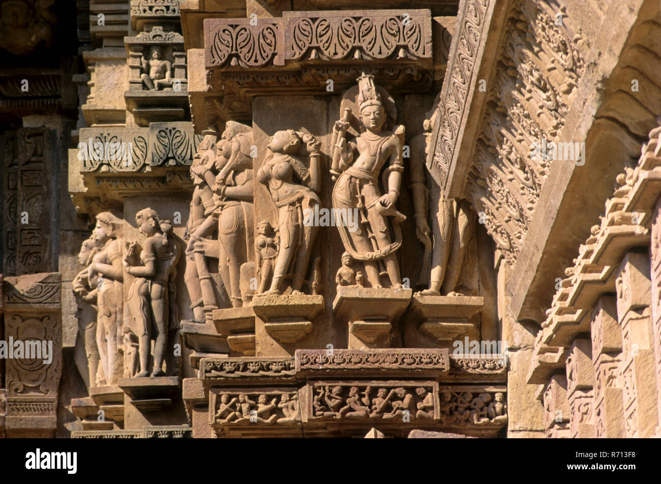Reihe von Skulpturen auf lakshman Tempel aus dem 8. Jahrhundert, Gruppe West, Khajuraho, Madhya Pradesh, Indien Stockfoto