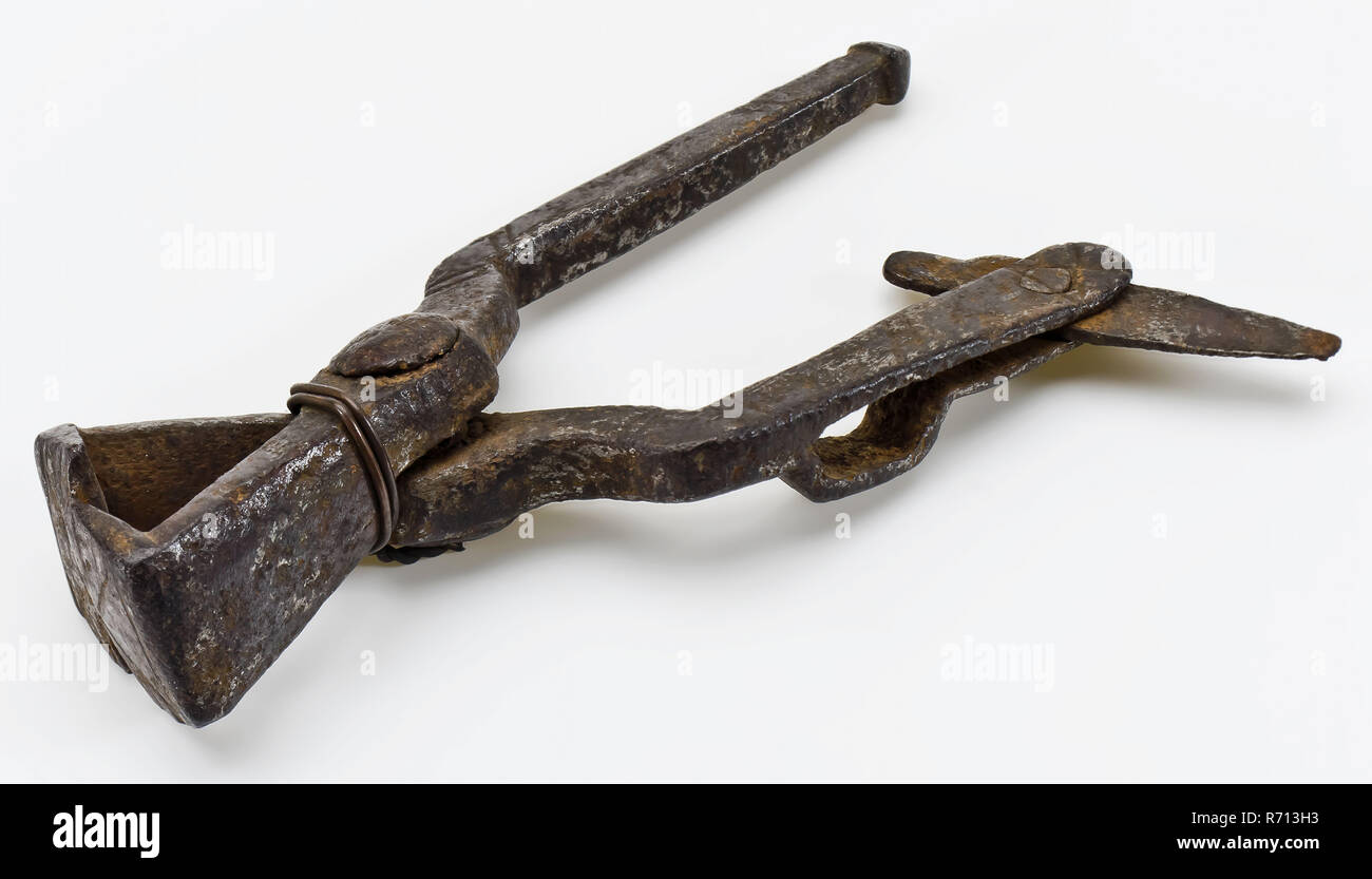 Bügeleisen Zange mit zwei schwenkbaren Griffe mit unterschiedlichen Enden, Zange tool kit Boden Eisen, aktuelle Form) geschmiedet kleinen eisernen Zange mit dreieckigen Kiefer und zwei ungleiche Beine. Ein Bein endet in einer Taste die anderen Häuser beweglichen Messer einfache lineare Dekoration Funktion unbekannt Archäologie Rotterdam Dreieck Delftsevaart cut quetschen Arbeit Handwerk Boden Entdeckung der teilweisen Rückgewinnung der Delftse Vaart hier die über dem Vaart im Sommer von 1928. Stockfoto