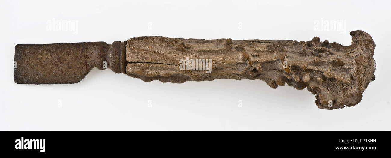 Messer mit Iron Blade und die Beine wirft mit kapriziös geschnitzten, Messer besteck Boden finden Eisen Knochen Metall, Archäologie Stockfoto