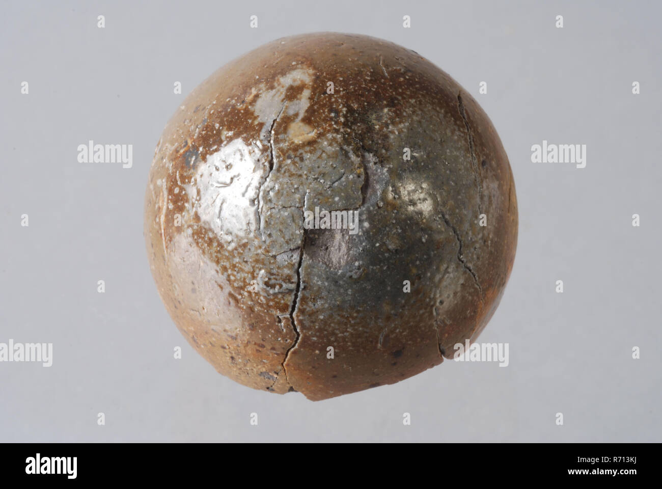 Stein Kugel mit braunen Glasur, Marmor oder Kugel, Marmor Spielzeug relaxant bullet Munition Boden finden Keramik Steinzeug Ton engobe, Hand - gedreht gebackene Große Marmor von Steinzeug. Glänzend Braun. 2-in-1-Kern. Auch als Donner Stein namens Archäologie import Kind Kind spielen Murmeln Schießen Kanonen Munition, Übung Munition Stockfoto