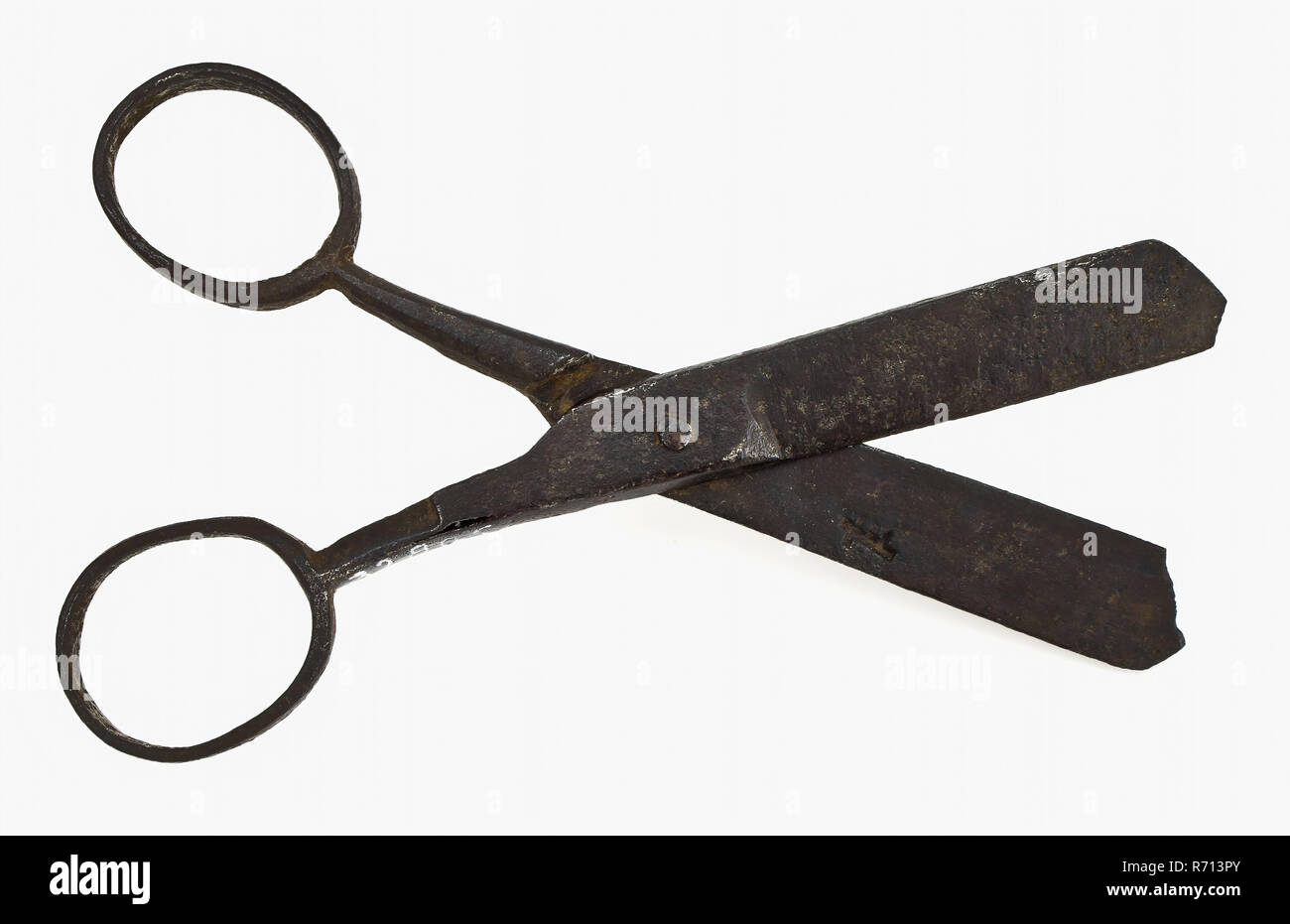 Kleine Schere mit ovalen Augen Scharnier, scissor Schneidwerkzeug Boden findet Eisen Metall, auf der Innenseite mit, F-form Archäologie markierten Schneiden Stockfoto