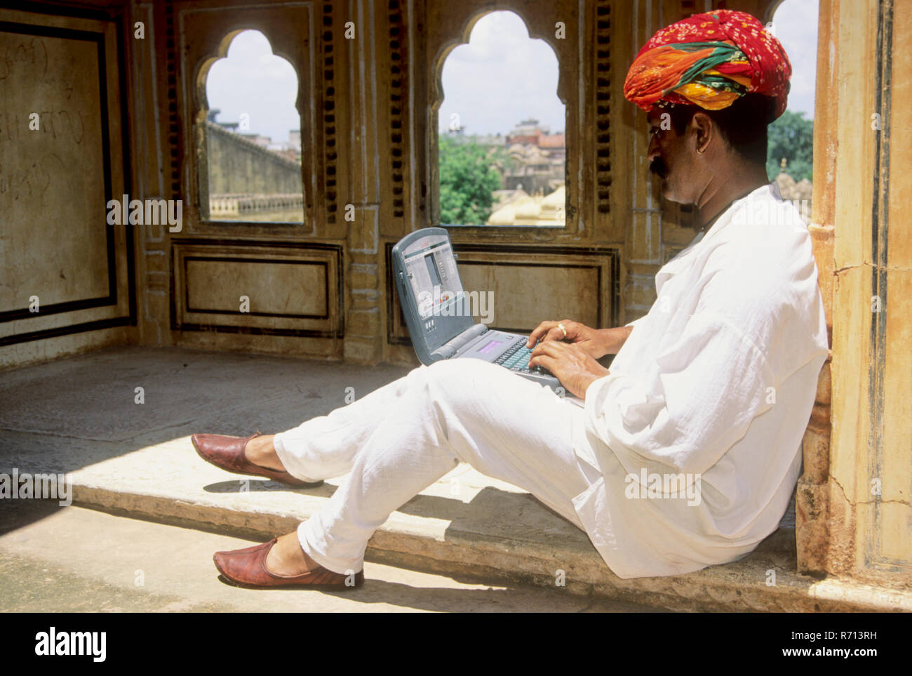 Rajasthani Mann Betrieb Laptop-Computer außerhalb Haus, Pushkar, Rajasthan, Indien, Asien, MR Stockfoto