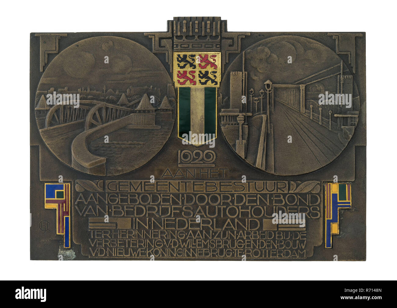 Chris Van der Hoef, Bronze Gedenktafel zur Erinnerung an die Verbesserung des Willemsbrug und die Neue Koninginnebrug, Plakette Material bronze Emaille Gebäude, Cast rechteckigen Plakette mit zwei Kreise auf beiden Seiten des Rotterdamer Wappen: in der Linken die Neue Koninginnewug; in der Rechten die verbesserte Willemswug unten Text und auf beiden Seiten des Textes zwei eckigen Dekorationen in Blau Schwarz Rot und Gelb Emaille gegossen: 1929 Angeboten der Stadtverwaltung. Durch. DEN BAND DER FIRMA GENEHMIGER IN DEN NIEDERLANDEN als Erinnerung.. Seine Arbeit.. die Verbesserung v.d. Willemswug. und. das Konstrukt Stockfoto
