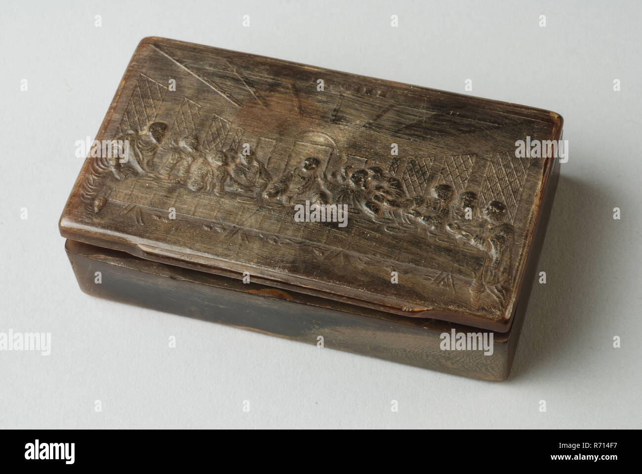 Snuffbox von Horn mit schneiden Sie "Das letzte Abendmahl", snuffbox Inhaber Horn, rechteckigen snuff Box mit dem Bild "Das letzte Abendmahl" geprägte Lange Scharnier. Ziemlich dicke Wände und Deckel Grau und Grün persönliche Attribut persönliche Ausrüstung räucherei Schnupftabak Schnupftabak Tabak box tierisches Material keratin Jesus Christus das Letzte Abendmahl Bibel Religion Stockfoto