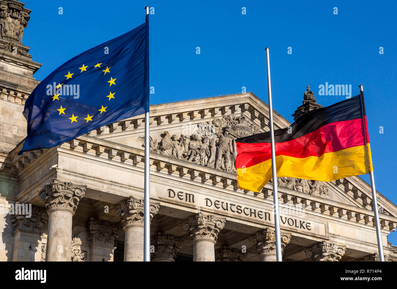 Reichstag mit Fahnen, Regierungsviertel, Berlin, Deutschland Stockfoto