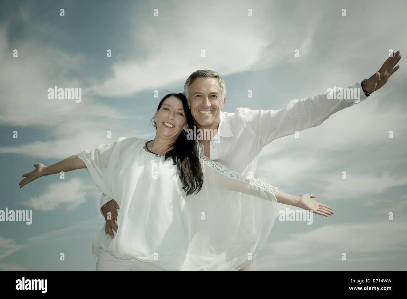 Frau und Mann im mittleren Alter, glücklich und beschwingt, Deutschland Stockfoto