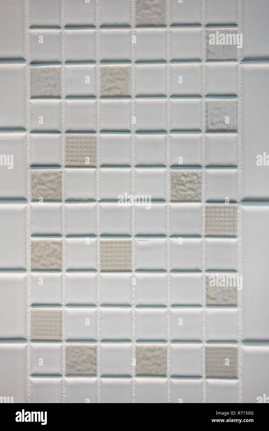 Textur von kleinen Plätzen von Mosaik in Weiß und Beige Keramikfliesen. Stockfoto