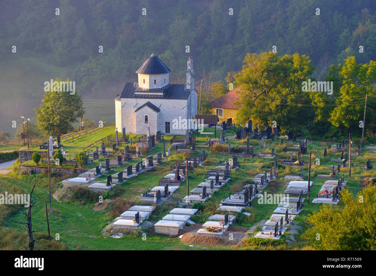 Kirche und Friedhof in Kralje, in der Nähe Andrijevica, Montenegro Stockfoto