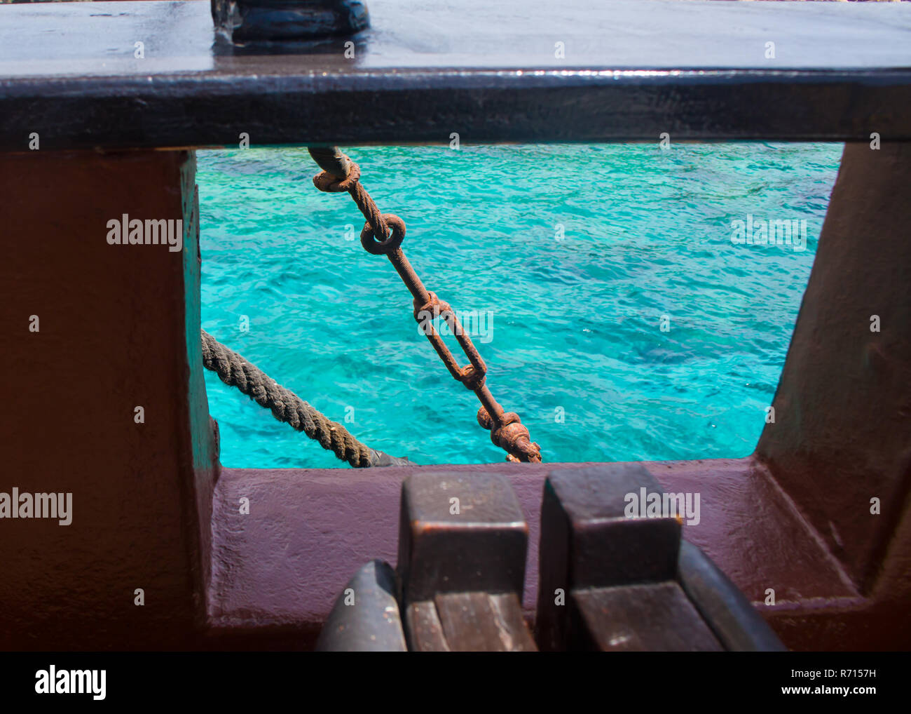 Boot Bullauge mit Meerblick Stockfoto