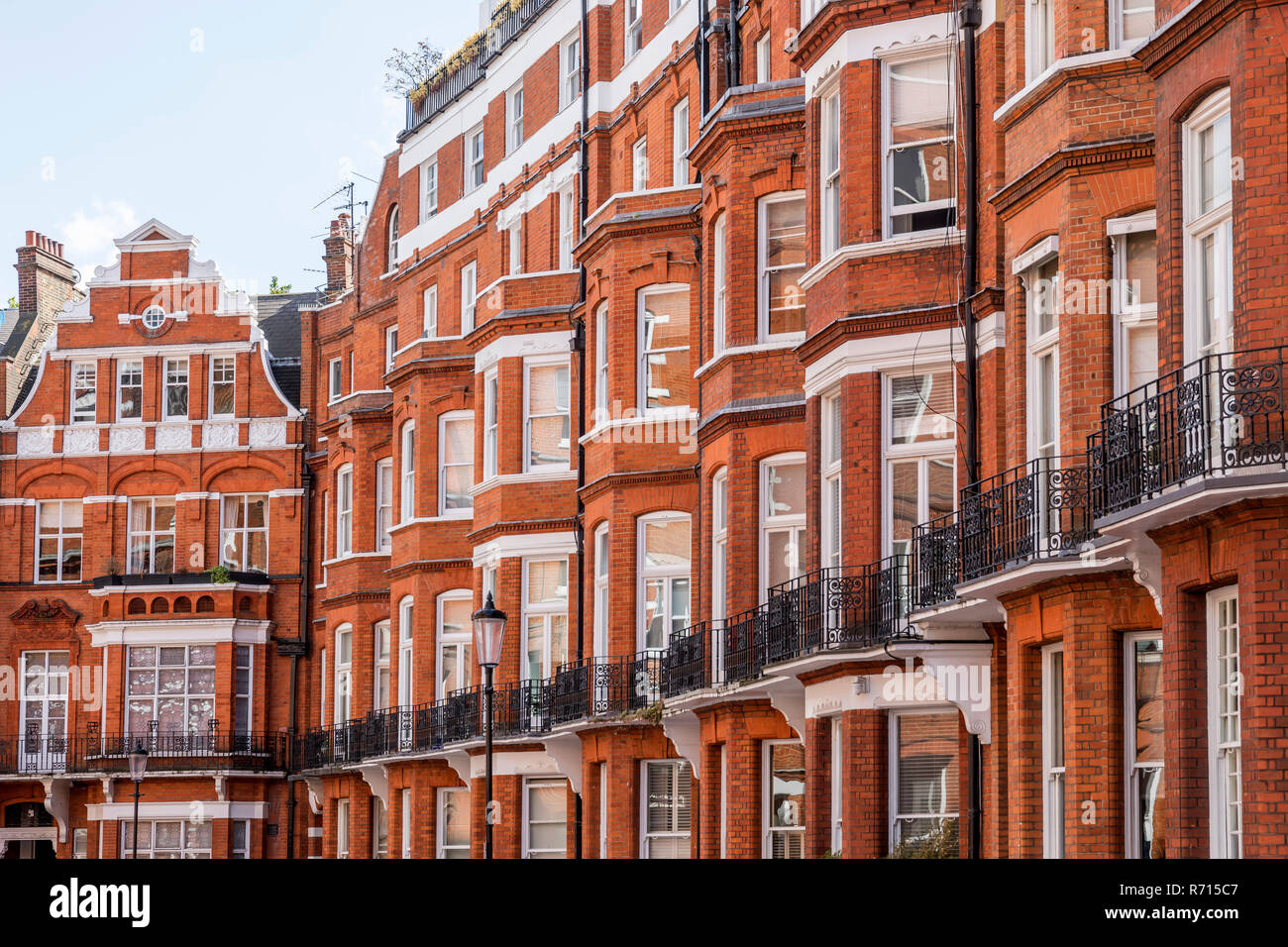 Reihe von Häusern aus rotem Backstein Gebäude im viktorianischen Stil, Bezirk Kensington, London, Vereinigtes Königreich Stockfoto