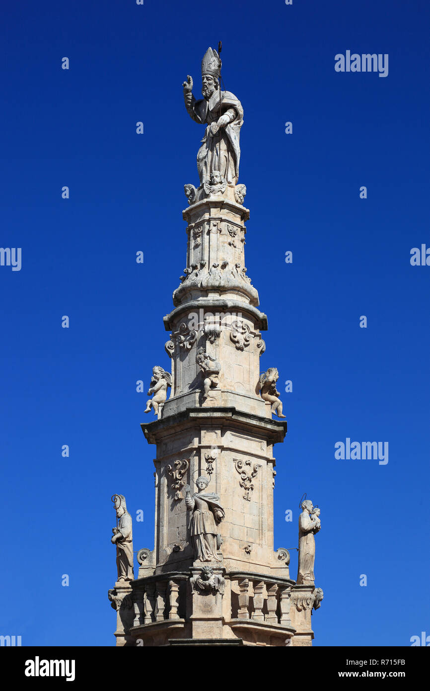 Colonna di Sant'Oronzo, Spalte in Piazza Libertati, Ostuni, Apulien, Italien Stockfoto
