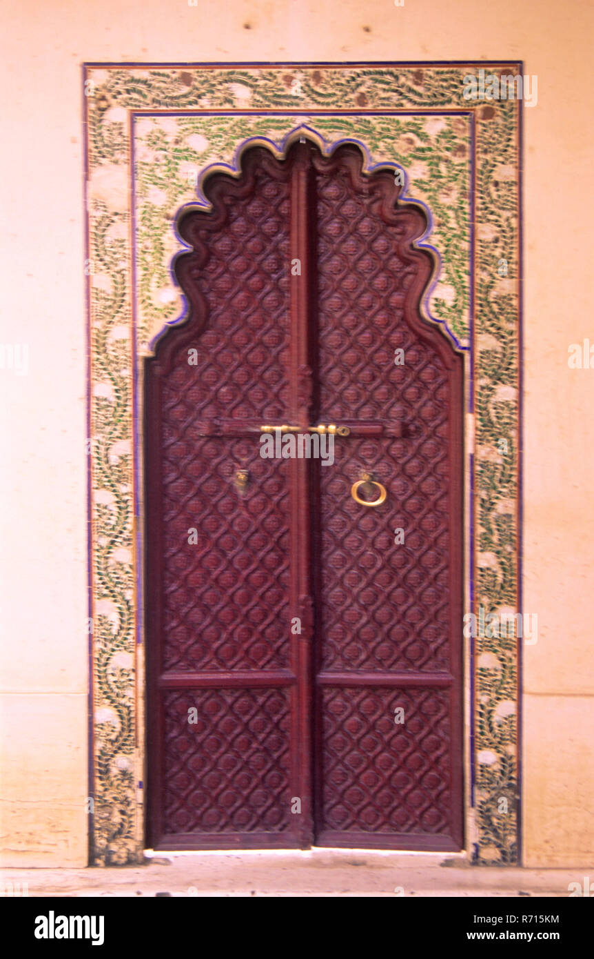 Dekorative Tür im City Palace, Udaipur, Rajasthan, Indien Stockfoto