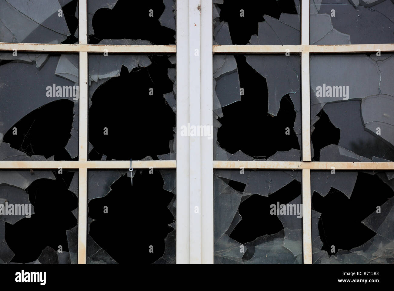 Gebrochene Fenster mit Doppelverglasung Balken, einzelne Scheiben kaputt, Altbau, Sachsen, Deutschland Stockfoto