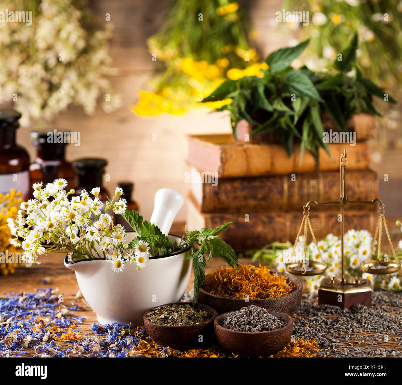 Kräuter, Beeren und Blumen mit Mörtel, Holz Tisch Hintergrund Stockfoto
