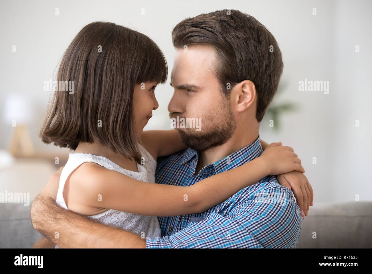Tochter und Papa machen lustige Gesichter blasen Wangen Stockfoto