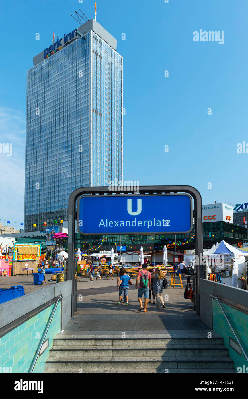Eingang zum U-Bahnhof Alexanderplatz, Berlin, Deutschland Stockfoto