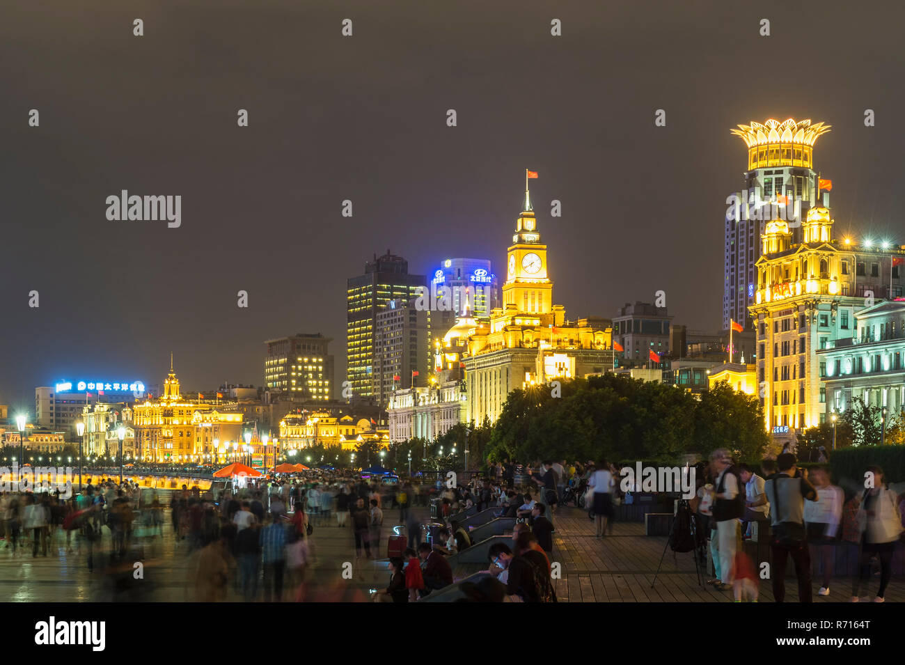 Uferpromenade Bund mit Skyline bei Nacht, Shanghai, China Stockfoto Uferpromenade Bund mit Skyline bei Nacht, Shanghai, China Stockfoto