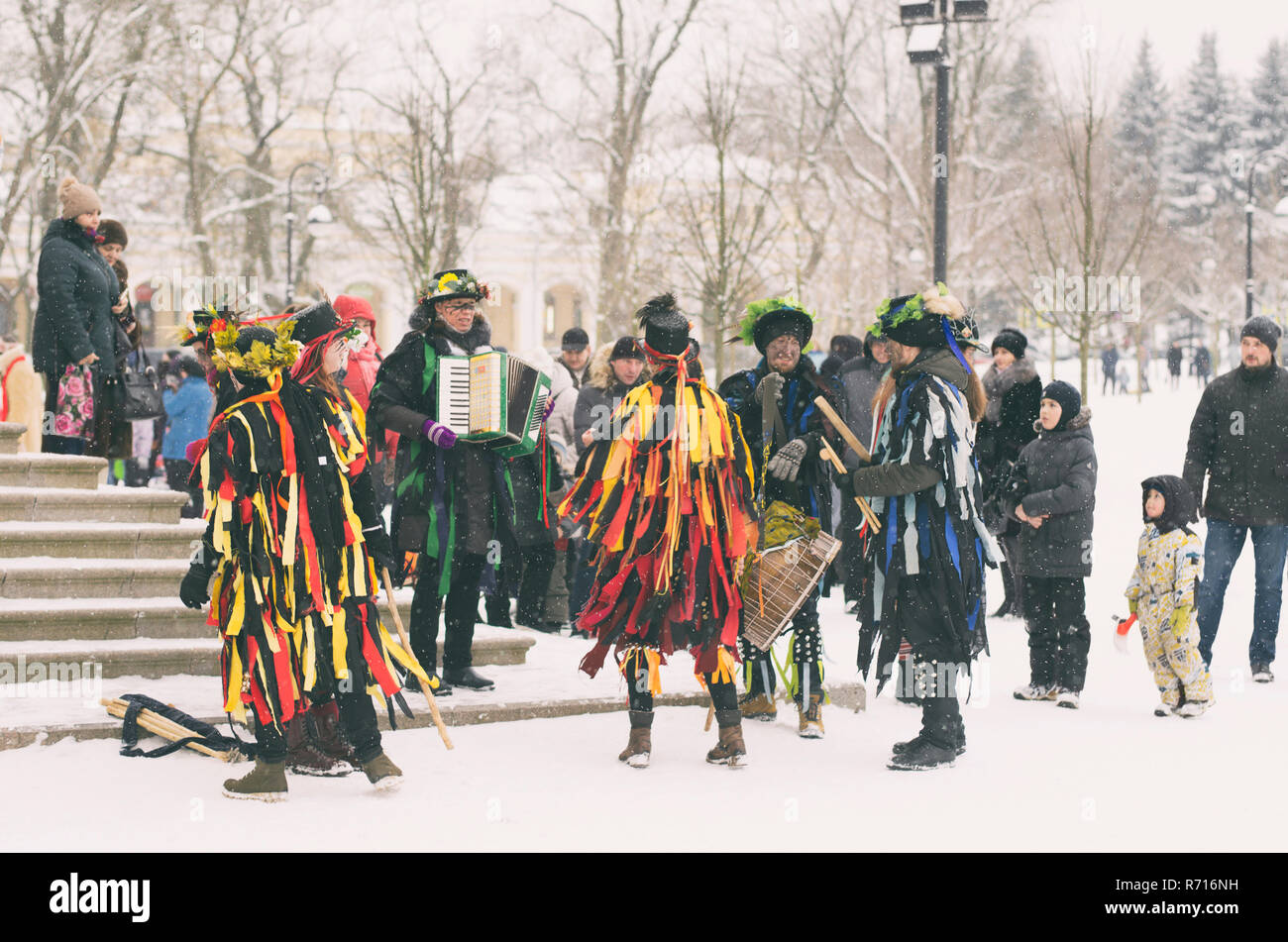 Sankt Petersburg (Zarskoje Selo), Russland - 18. Februar 2018: Stilisierte Feier der St. Patrick's Day während der Russischen urlaub Maslenitsa. Kostüm Stockfoto