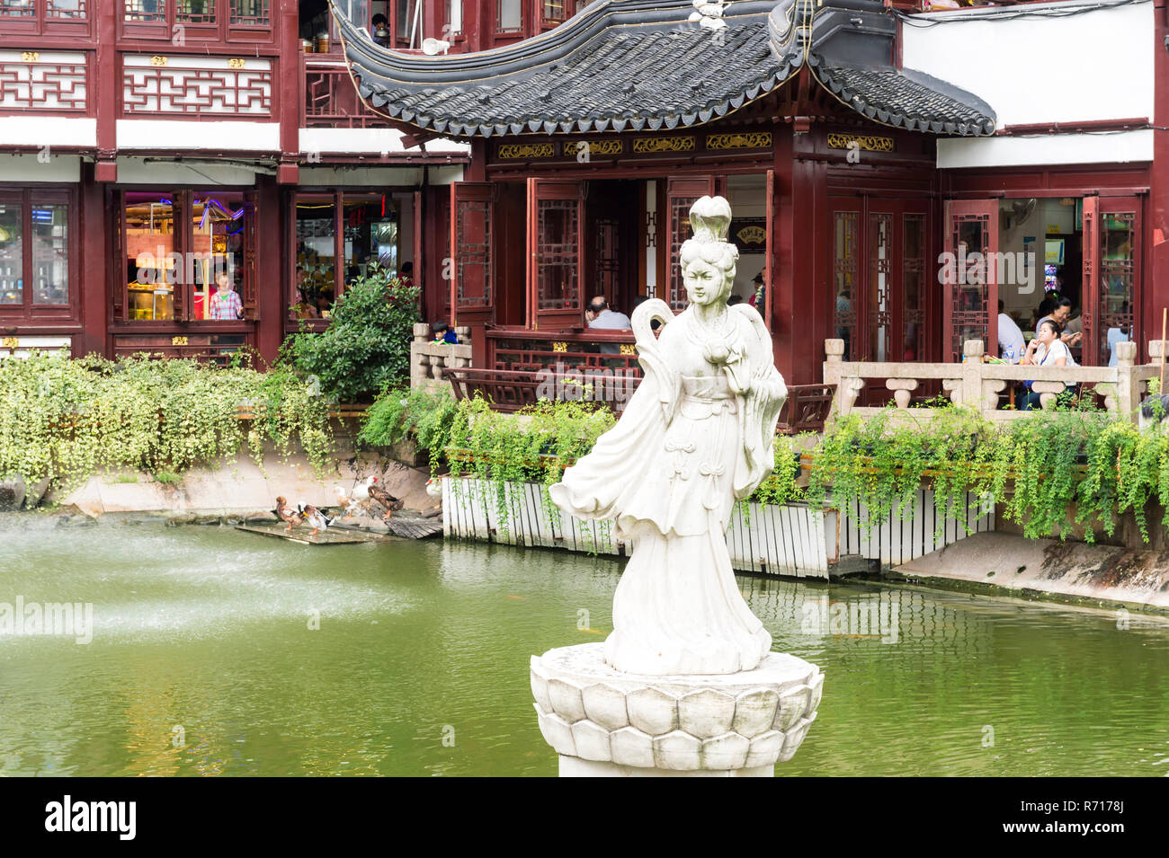 Teich im Yu Yuan Garten, Pudong, Shanghai, China Stockfoto