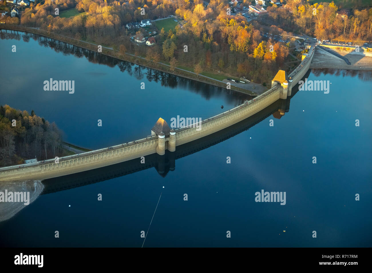 Luftaufnahme, Ebbe in der Möhnesee Behälter mit Staumauer, Möhnesee, Sauerland, Nordrhein-Westfalen, Deutschland Stockfoto