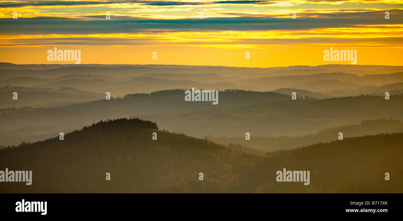 Sonnenuntergang über bewaldeten Hügeln in der Nähe von sundern, Sauerland, Nordrhein-Westfalen, Deutschland Stockfoto