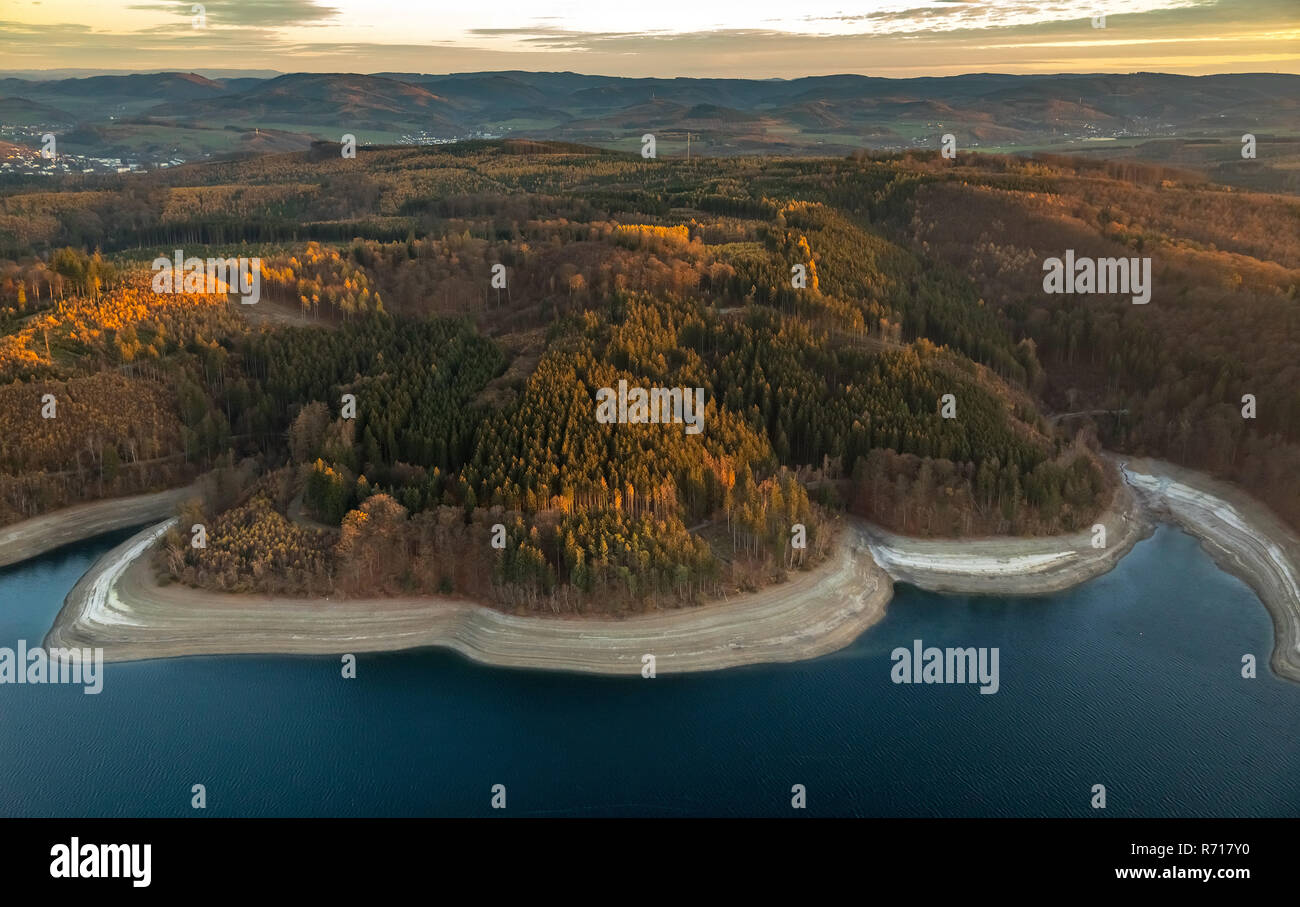 Luftaufnahme, Sorpesee Reservoir, Sorpetalsperre, niedrige Wasserstand, geringe Wasser wegen der Dürre, breite chemische Shore Stockfoto