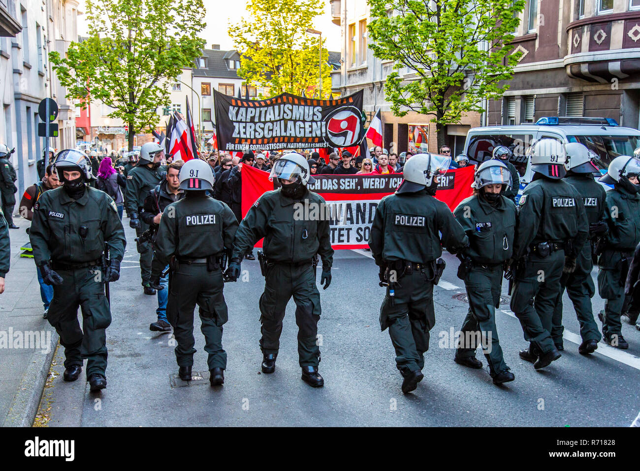 Polizei bei einem Protest, rechtsextreme Partei Marching in Essen am 1. Mai 2015, Deutsches Reich Flagge, Essen, Nordrhein-Westfalen Stockfoto