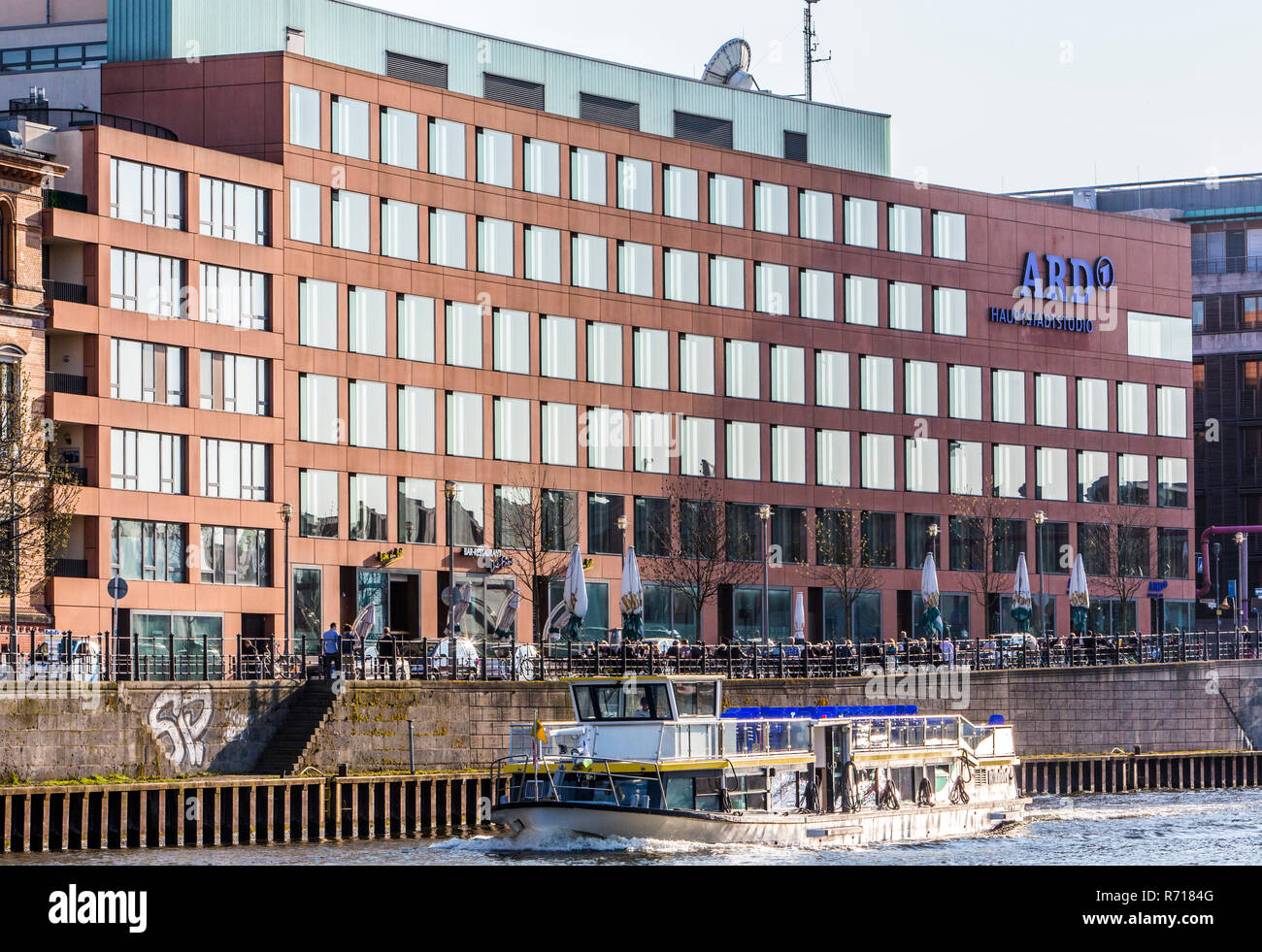 Schiff auf der Spree, ARD Hauptstadt studio, Berlin-Mitte, Berlin, Deutschland Stockfoto