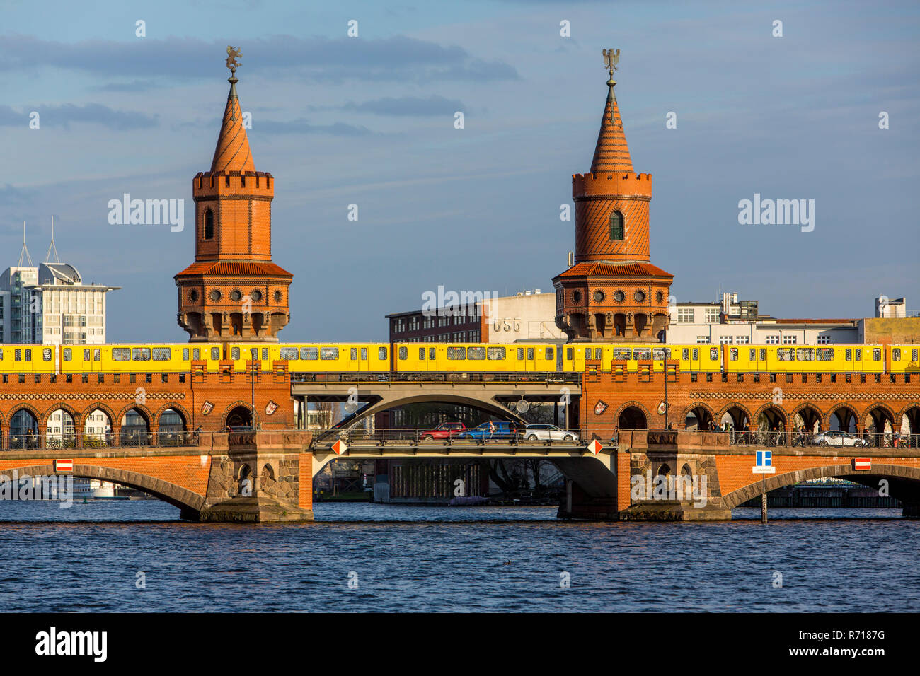 Oberbaumbrücke über die Spree, U-Bahn Linie 1, Berlin, Deutschland Stockfoto