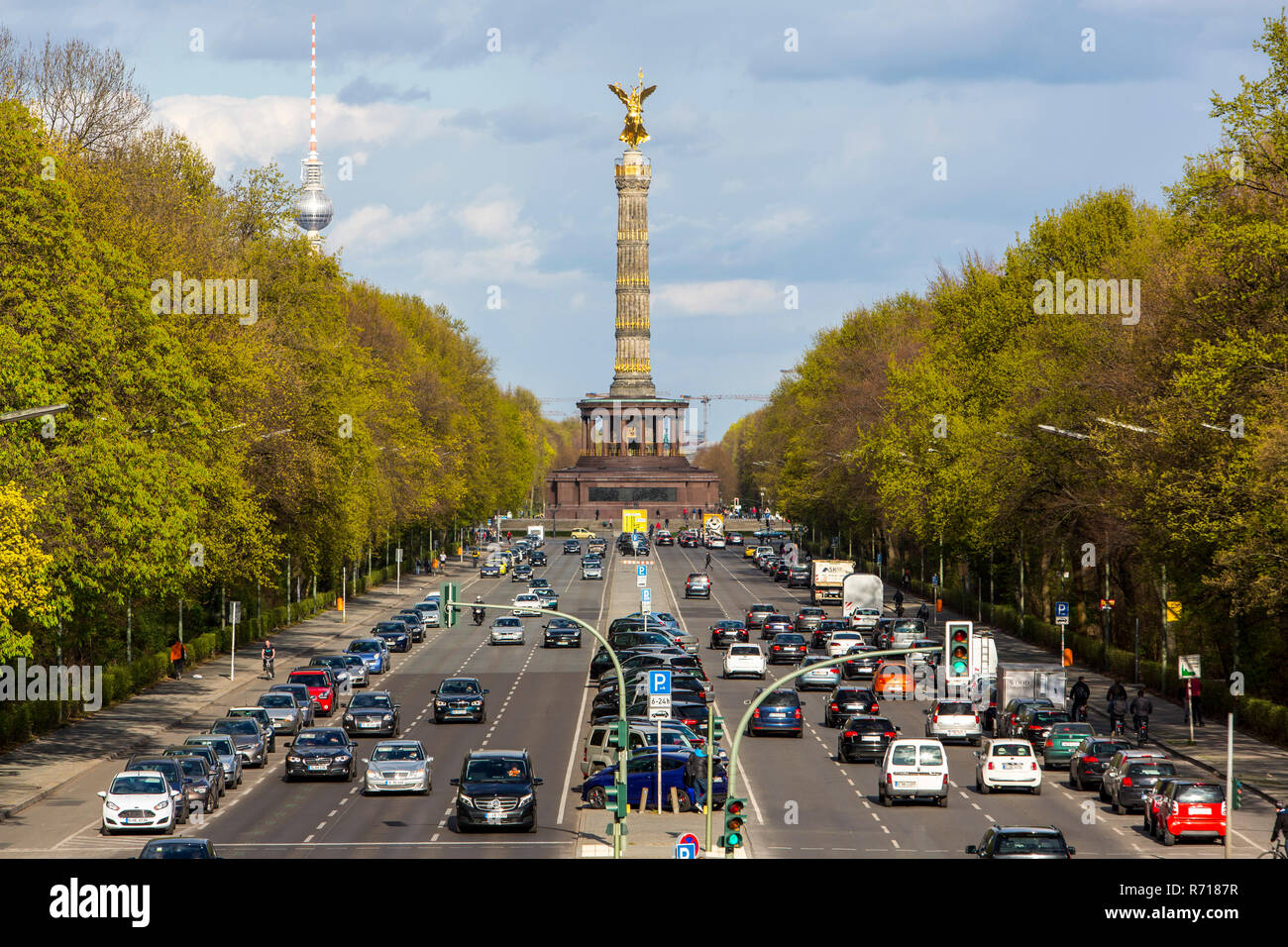 Straße des 17. Juni und Siegessäule, Tiergarten, Berlin, Deutschland Stockfoto