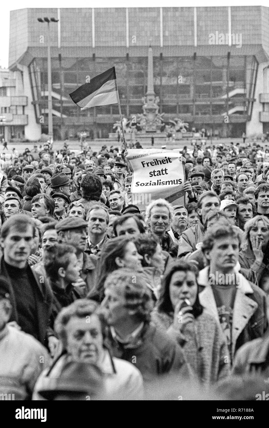 Wahlkampf in Ostdeutschland nach dem Fall der Berliner Mauer, DSU Demo, Allianz für Deutschland am Karl Marx Platz Stockfoto