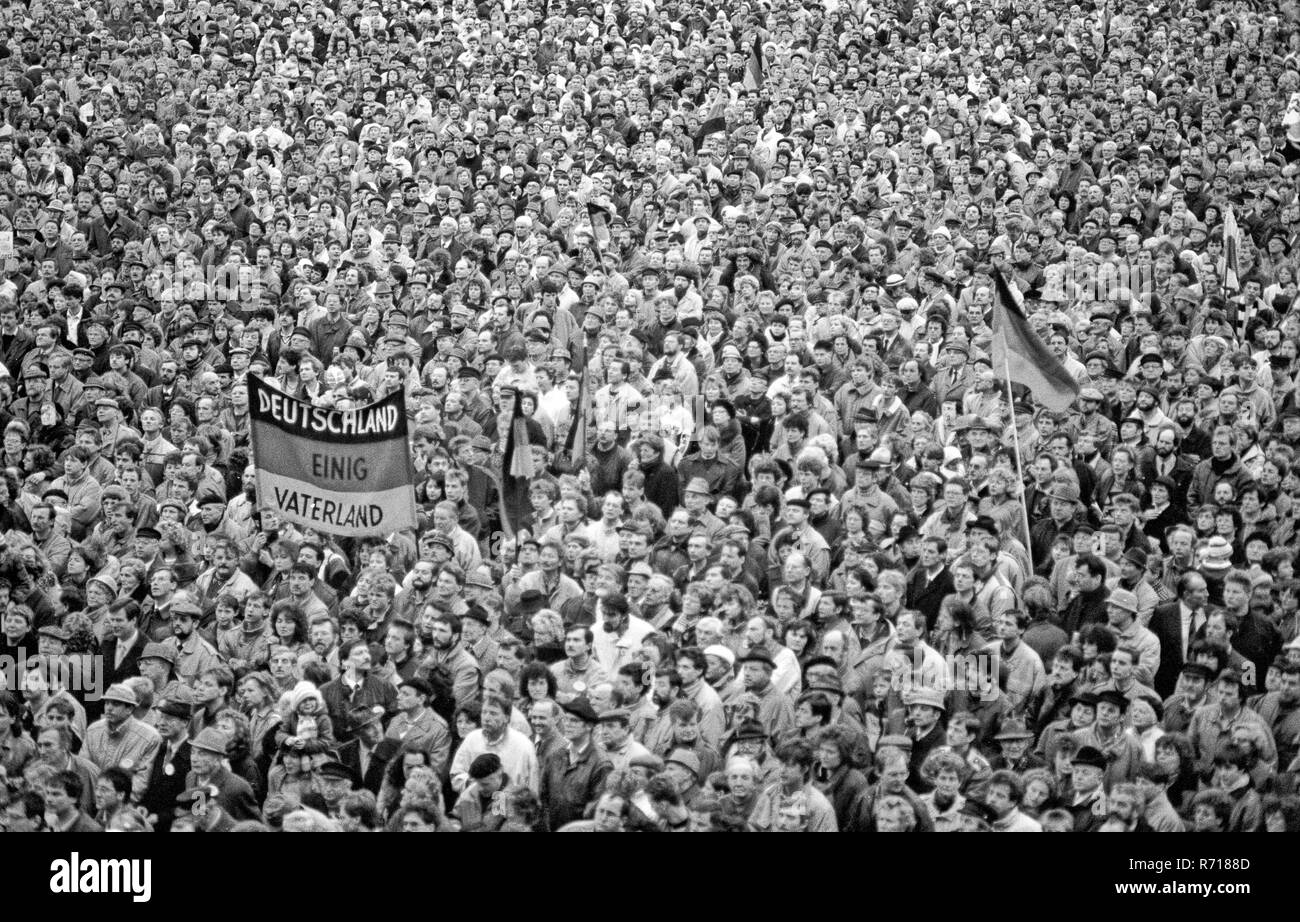 Wahlkampf in Ostdeutschland nach dem Fall der Berliner Mauer, DSU Demo, Allianz für Deutschland am Karl Marx Platz Stockfoto