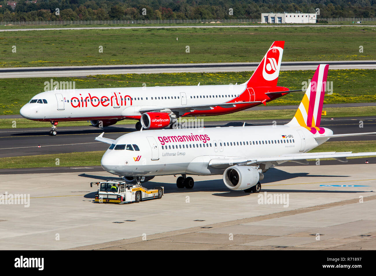 Air Berlin Airbus A321 und German Wings Airbus A320 auf dem Rollfeld, Flughafen Düsseldorf International, Düsseldorf Stockfoto