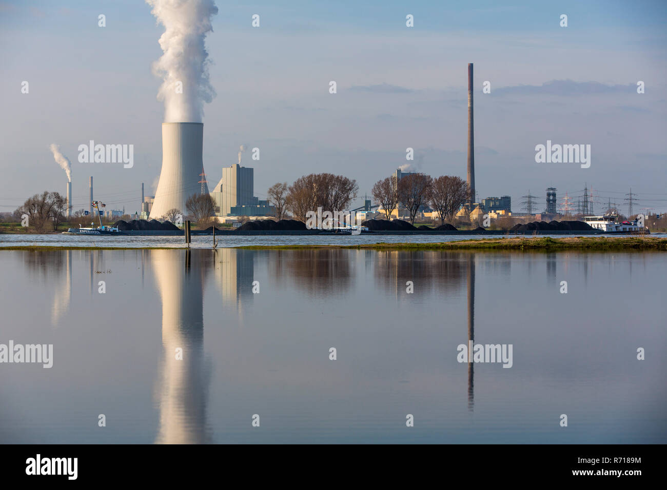 Kühlturm der Duisburg Walsum Kohle- Kraftwerk, Reflexion in der überschwemmte Rheinwiese, Schiff Transport von Kohle, Duisburg Stockfoto