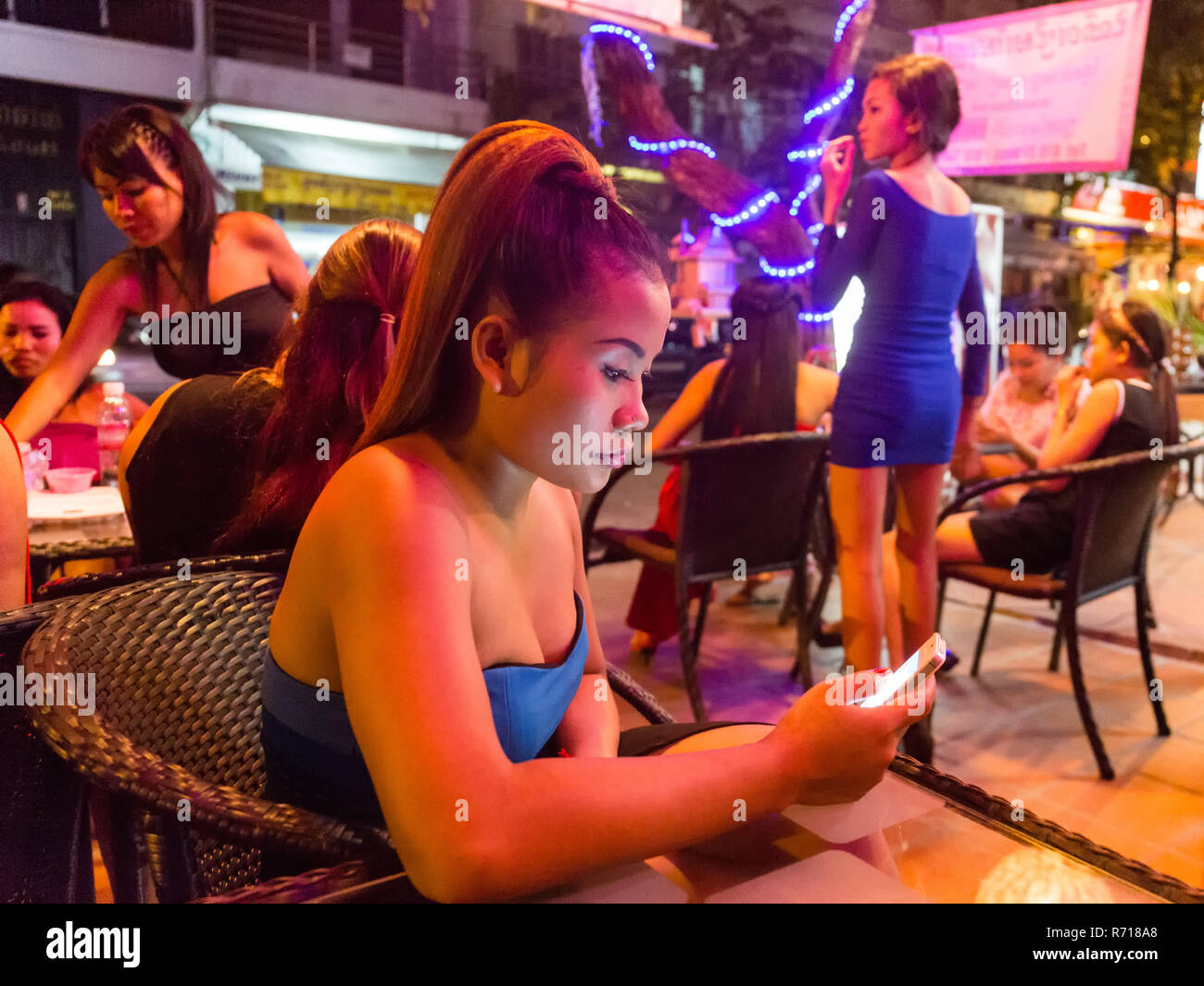 Nachtleben, barmaid, Smartphone, Clubs, Phnom Penh, Kambodscha Stockfoto