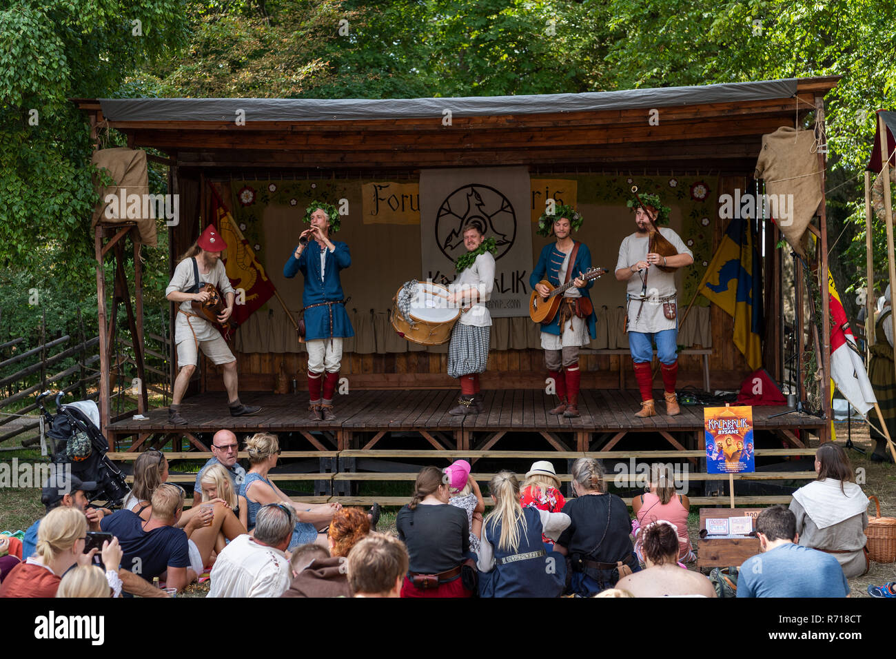 In mittelalterlichen Trachten auf der Bühne, mittelalterliche Woche, Visby, Gotland, Schweden Musiker Stockfoto