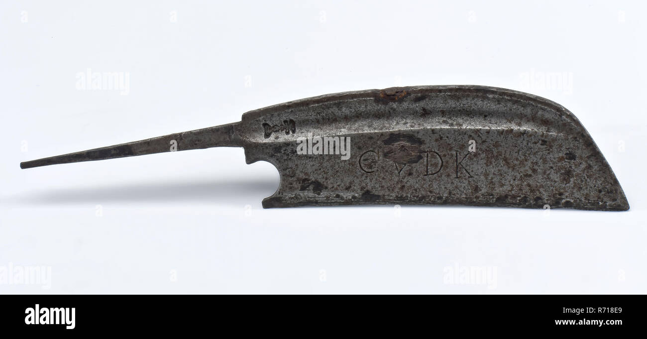 Klinge der Schneidemesser, mit der flachen Seite und Seite mit Blut Kanal, auffällige Markierung in den Graben und Sting und auf Blatt C V D K, fingermulde an der Ferse, Deba Messer Küchengeräte Boden Eisen Metall, unlesbar Mark und C V D K Archäologie finden Stockfoto