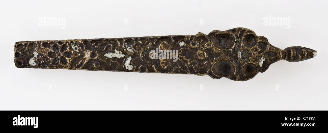 Besteck Halter mit geprägtem Dekoration und Reste von emailliert Emaille, hat Messer besteck Boden Messing bronze Kupfer Emaille Metall finden, Archäologie Rotterdam Kralingen-Crooswijk Kralingsche Bos Kralingse Plas Boden Entdeckung: 1972 bei der kralingse Plas gesammelt aus gespritztem Bagger: Metallsuchgerät findet und Augen findet. Stockfoto