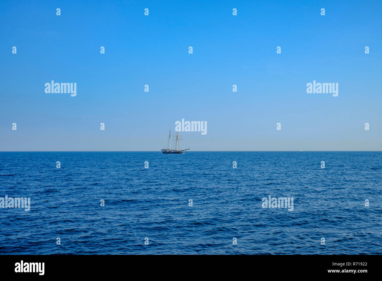 Das Schiff, dem Schoner BANJAARD, Segel über das Wasser am Horizont. Stockfoto