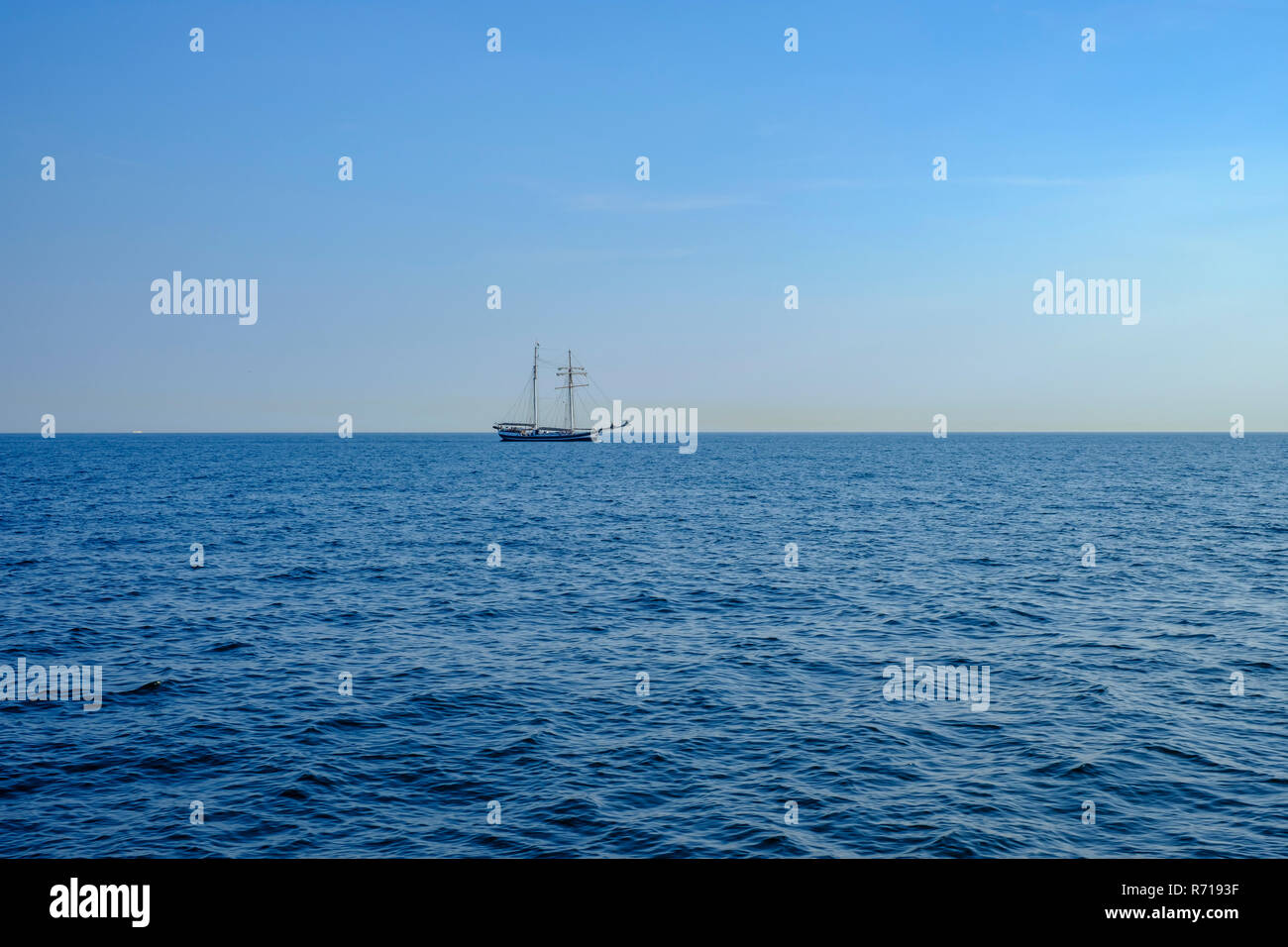 Das Schiff, dem Schoner BANJAARD, Segel über das Wasser am Horizont. Stockfoto