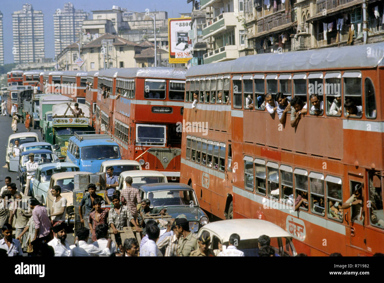 Autos Autos Autos und Busse, Verkehr, Indien Stockfoto