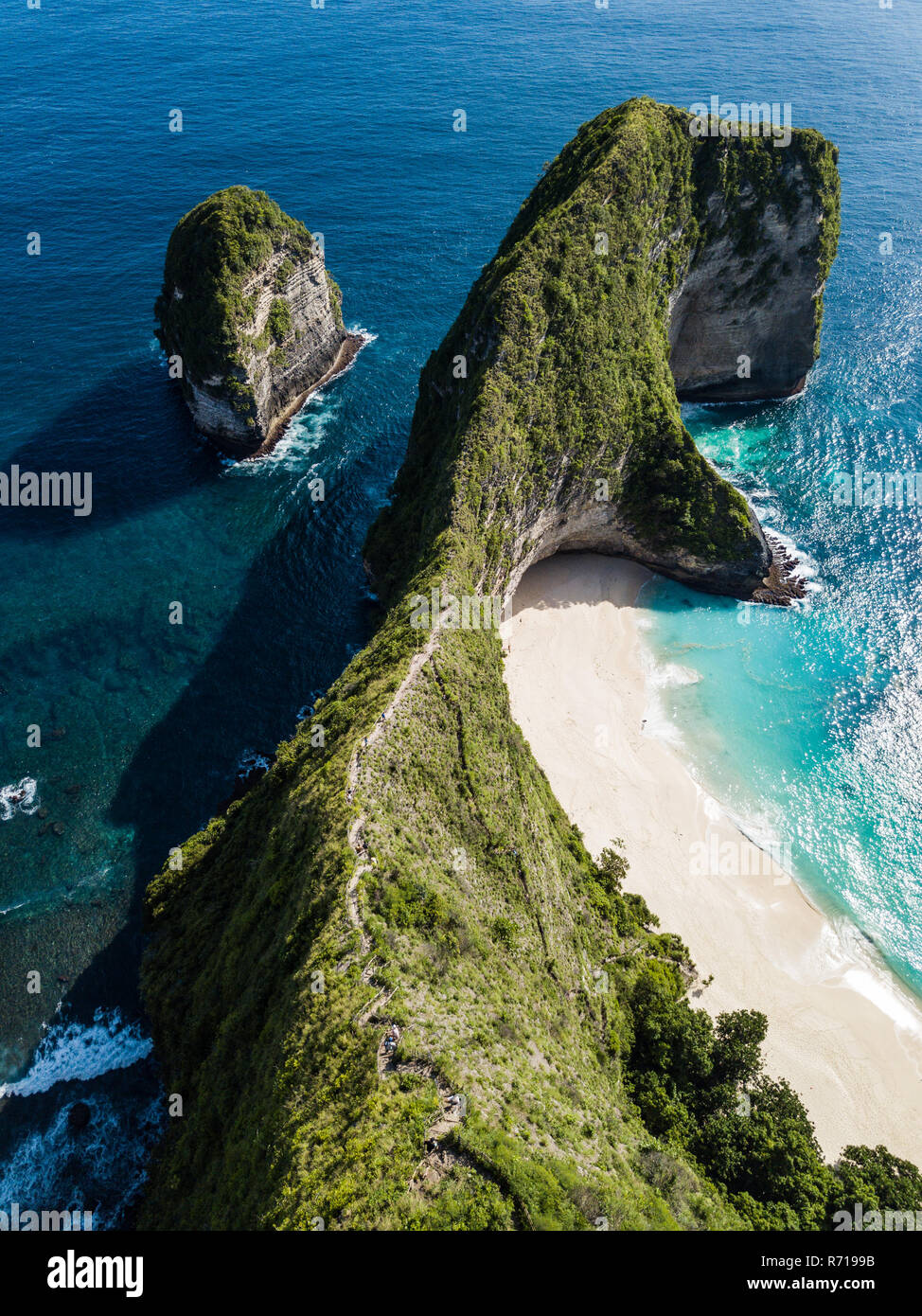 Eine Ansicht von oben aus der Dinosaurier Strand oder auch als Kelingking Strand in Nusa Penida, Indonesien Stockfoto