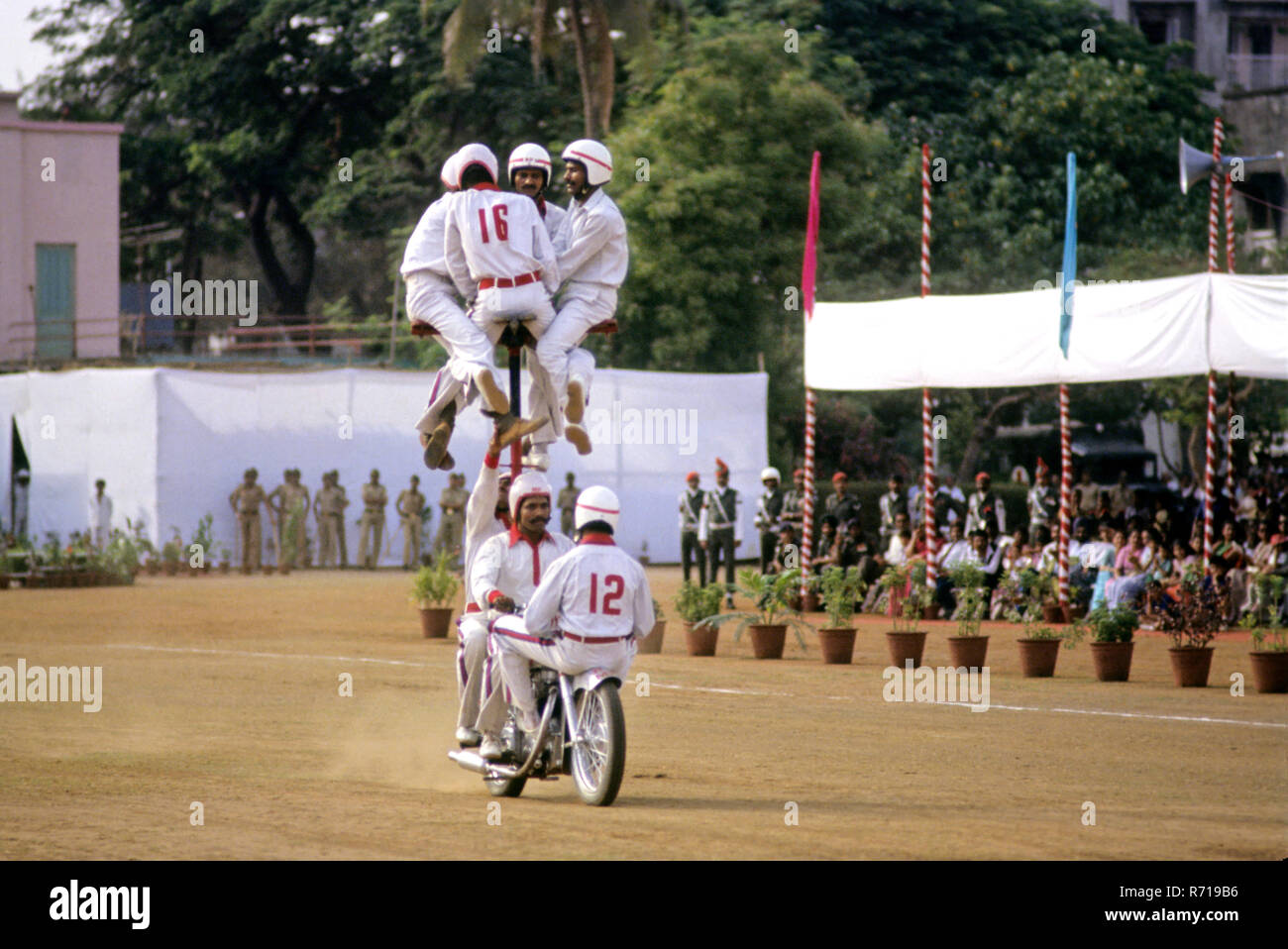 Motor-zyklus Mitfahrer auf der Erde, Indien Stockfoto