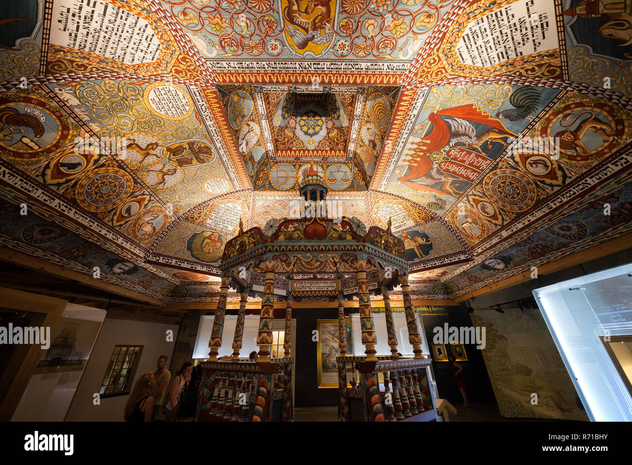 POLIN Museum der Geschichte der Polnischen Juden in Warschau, Polen, polychrome Holzdecke und Bima, Wiederaufbau des 17. Jahrhundert syna Stockfoto